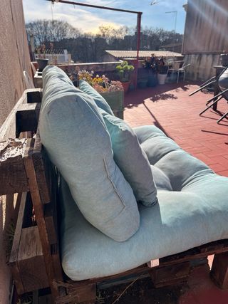 Sofá Palets Cojines Gris y Turquesa