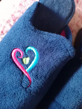 Zapatillas de casa azules con corazón