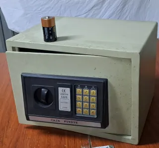 Caja fuerte digital con 4 pilas nuevas