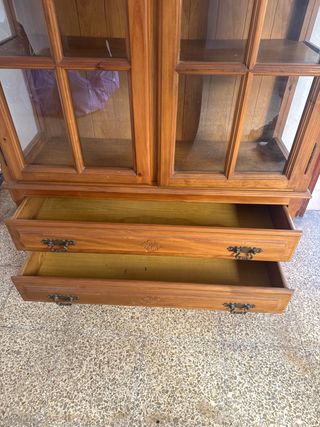 Vitrina de madera con 2 cajones