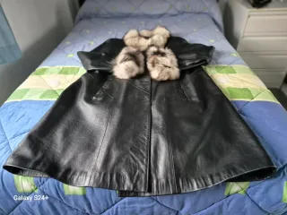 Abrigo cuero negro zorro cuello y puños