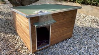 Caseta madera aislada para perros.