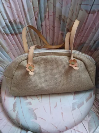 Bolso y pañuelos bordados