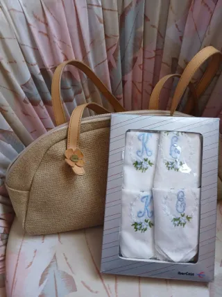 Bolso y pañuelos bordados