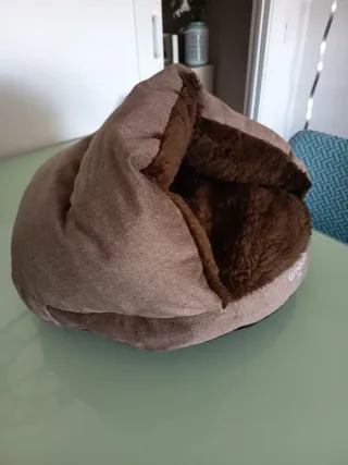 Cama/cueva para gato beige y marrón