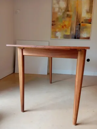 Mesa escandinava de comedor.