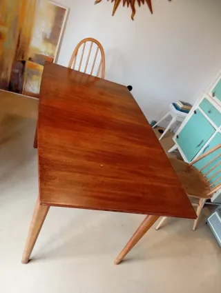 Mesa escandinava de comedor.