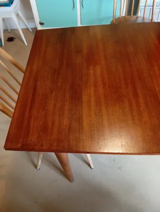 Mesa escandinava de comedor.