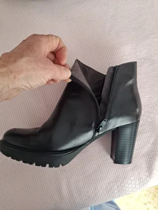 Botines negros de piel con tachuelas