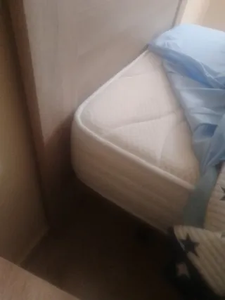 Cama 90x190 con colchon, cabecero y mesita