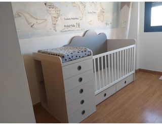 Cuna convertible con cambiador y cajones.
