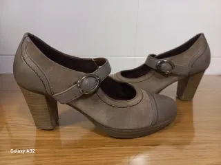 Zapatos Pitillos de piel beige. Talla 39.