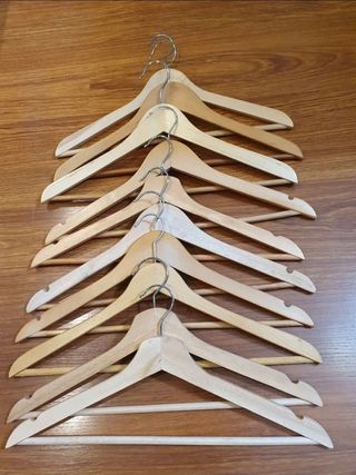 Perchas de madera y metal