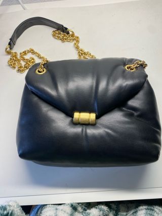 Bolso negro con cadena dorada