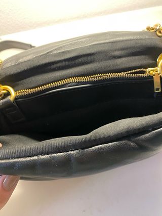 Bolso negro con cadena dorada