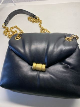 Bolso negro con cadena dorada