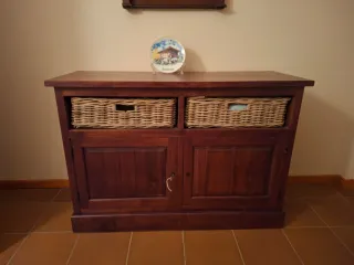 Mueble de madera con cestas de mimbre. Hambel