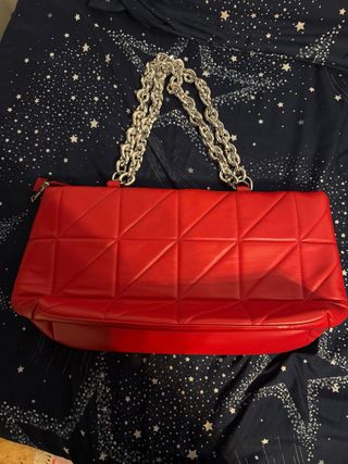Bolso rojo acolchado con cadena