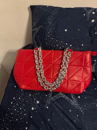 Bolso rojo acolchado con cadena