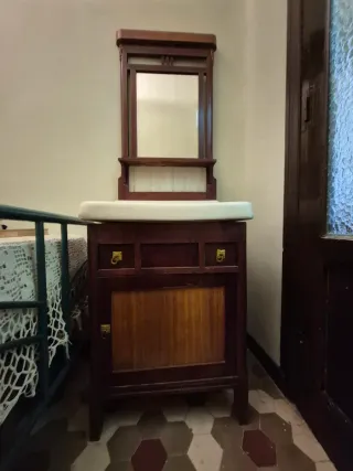 Tocador antiguo madera con espejo y lavabo