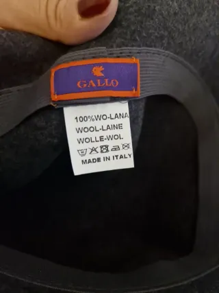 Cappello lana grigio con bordo giallo