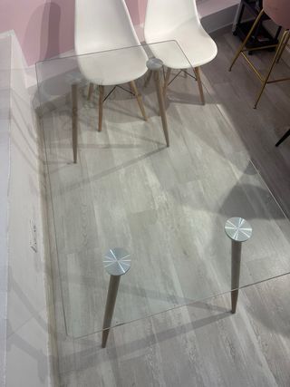 Mesa cristal y 2 sillas blancas