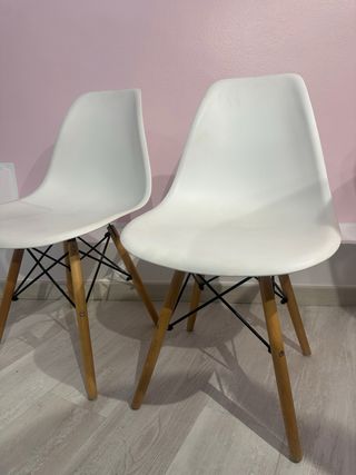 Mesa cristal y 2 sillas blancas