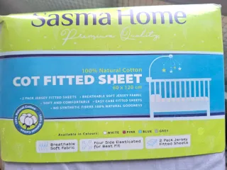 Cuna de viaje + 2 sábanas, manta y saco de dormir.