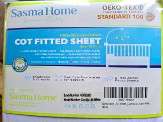 Cuna de viaje + 2 sábanas, manta y saco de dormir.