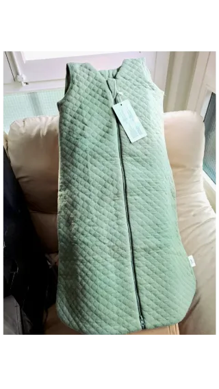 Cuna de viaje + 2 sábanas, manta y saco de dormir.