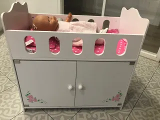 Cuna de madera para muñecos con armario