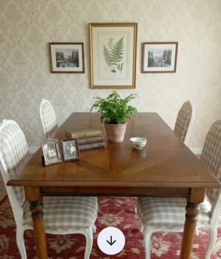 Mesa de comedor de madera con diseño,