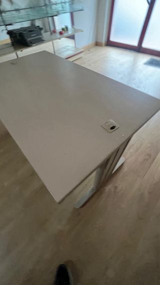 Mesa de oficina con zona de cableado