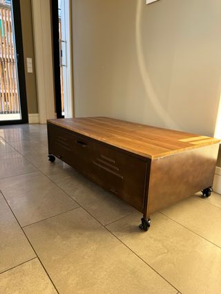 Mesa de centro estilo industrial con tablero