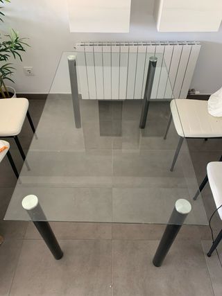 Mesa de comedor de cristal y metal