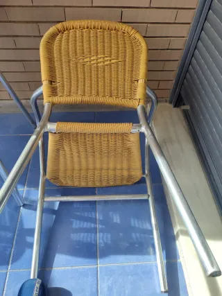 Silla de mimbre y metal para jardín