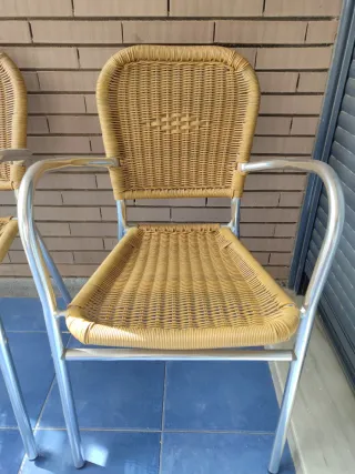 Silla de mimbre y metal para jardín
