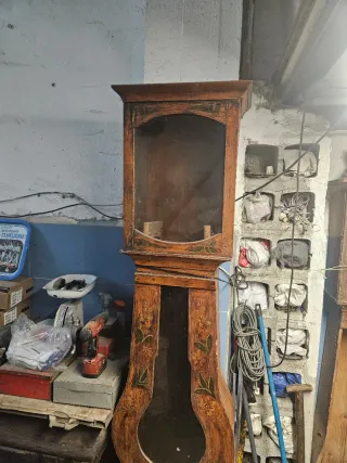 Antigüedad de madera con detalles florales