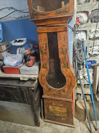 Antigüedad de madera con detalles florales