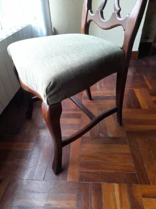 Silla de madera tapizada