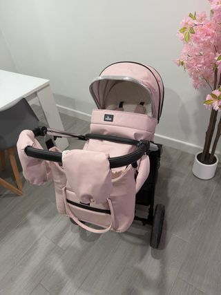 Carro de bebé rosa, silla de paseo y capazo