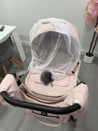 Carro de bebé rosa, silla de paseo y capazo
