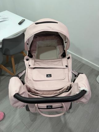 Carro de bebé rosa, silla de paseo y capazo