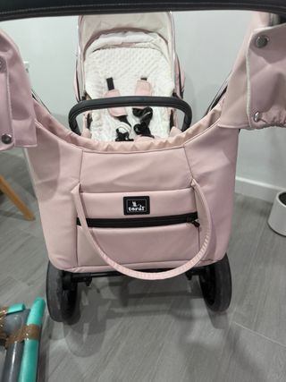 Carro de bebé rosa, silla de paseo y capazo