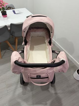 Carro de bebé rosa, silla de paseo y capazo