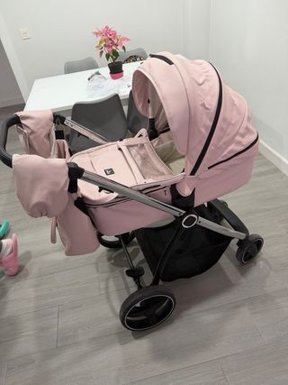 Carro de bebé rosa, silla de paseo y capazo