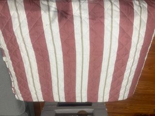 2 colchas: - verde tela - burdeos y blanca