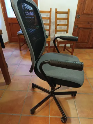 Silla de oficina ergonómica casi nueva