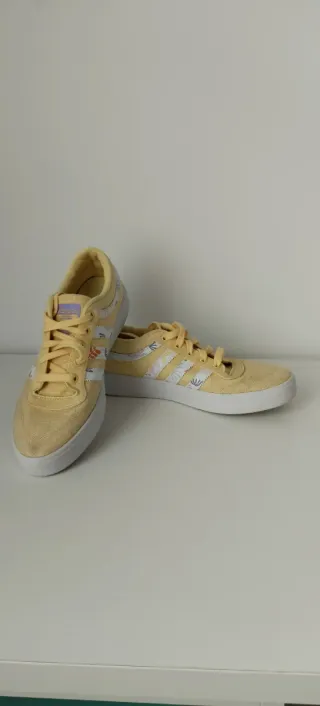 Zapatillas mujer. Amarillas con detalles florales