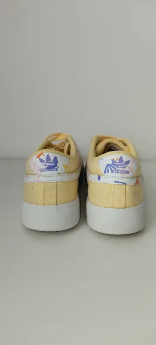 Zapatillas mujer. Amarillas con detalles florales